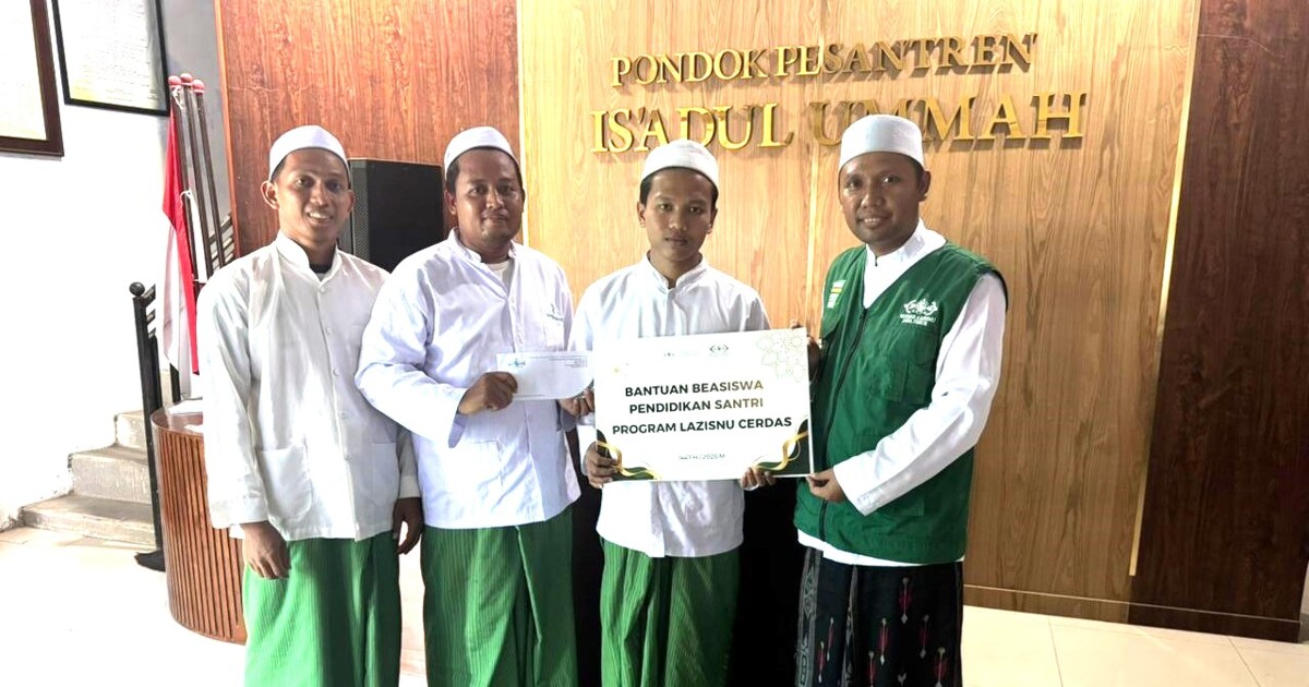 LAZISNU Pasuruan Serahkan Beasiswa bagi Santri Dem ...