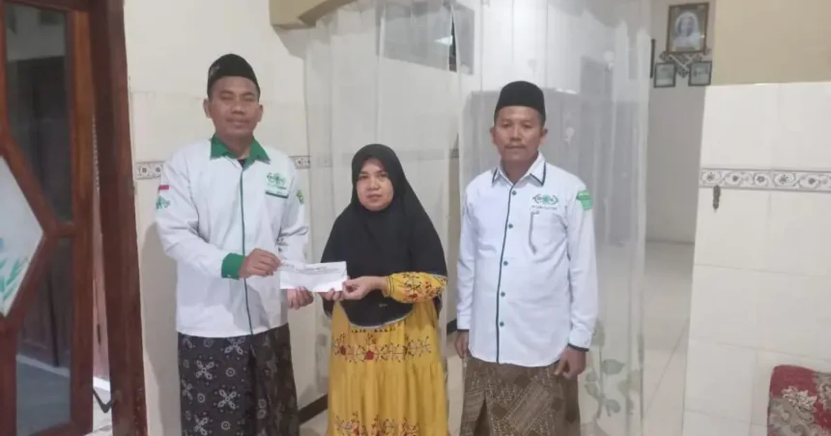 Perkuat Empati, LAZISNU Dukun Gresik Bantu Korban Kebakaran Warkop