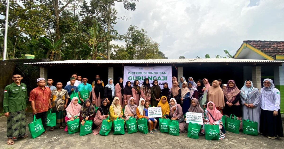 LAZISNU Jatim Distribusikan Bingkisan Guru Ngaji di Lereng Gunung Kelud